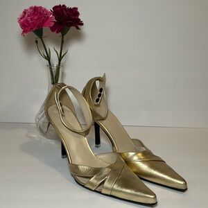 Max Azrua BCBG GIRLS ankle clasps Pumps